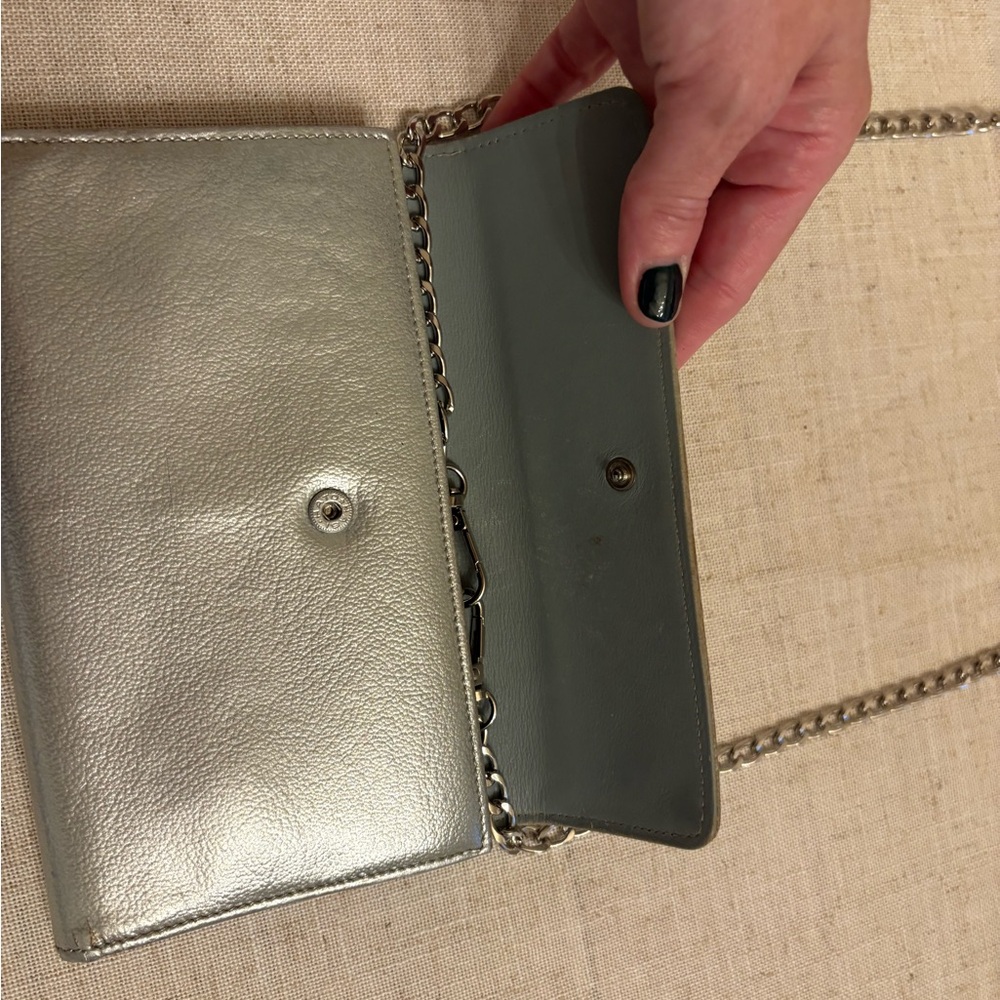 CHANEL Silver Crossbody Bag with Structured Design - Picture 3 of 7
